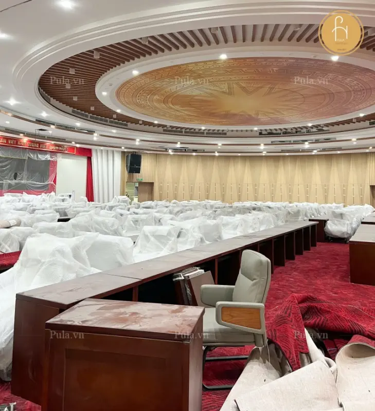 Phòng hội nghị với bàn gỗ và ghế văn phòng