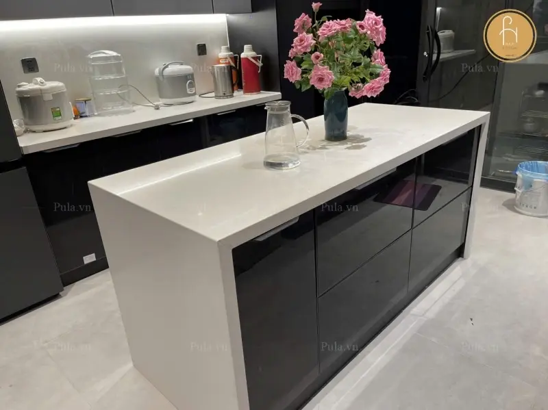 Tủ bếp cánh kính hiện đại hiện diện tại nhà khách hàng ở Quận 1 - TP Hồ Chí Minh