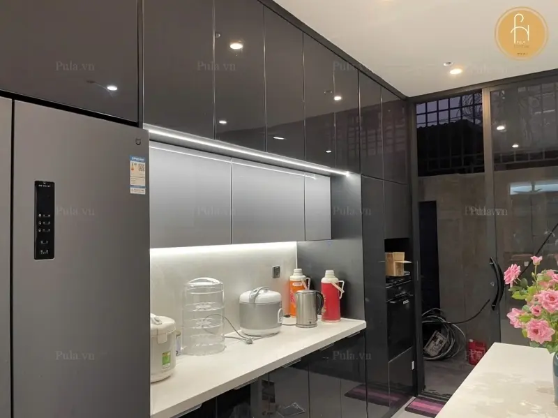 Hệ tủ bếp tone đen sang trọng tại nhà khách ở Long Biên 
