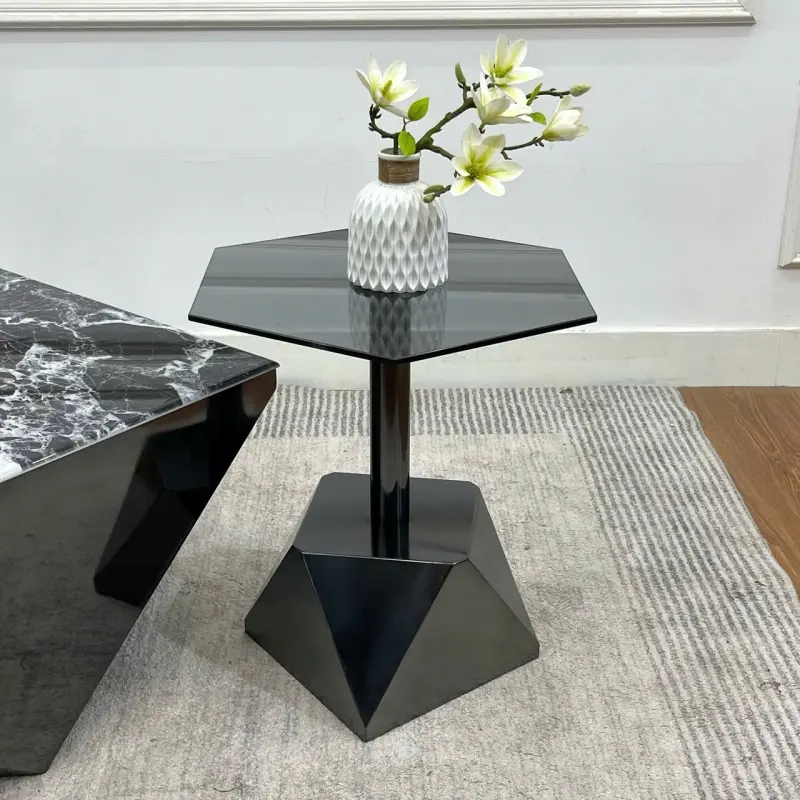 Cận chất bàn nhỏ