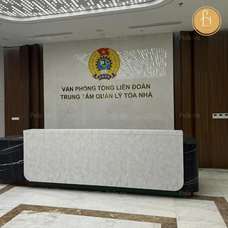 Sảnh chờ với quầy lễ t&acirc;n sang trọng 