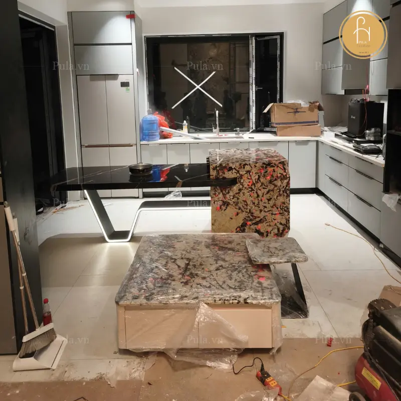 B&agrave;n đảo bếp đ&aacute; xuy&ecirc;n s&aacute;ng giao lắp tại nh&agrave; kh&aacute;ch h&agrave;ng của Pula 