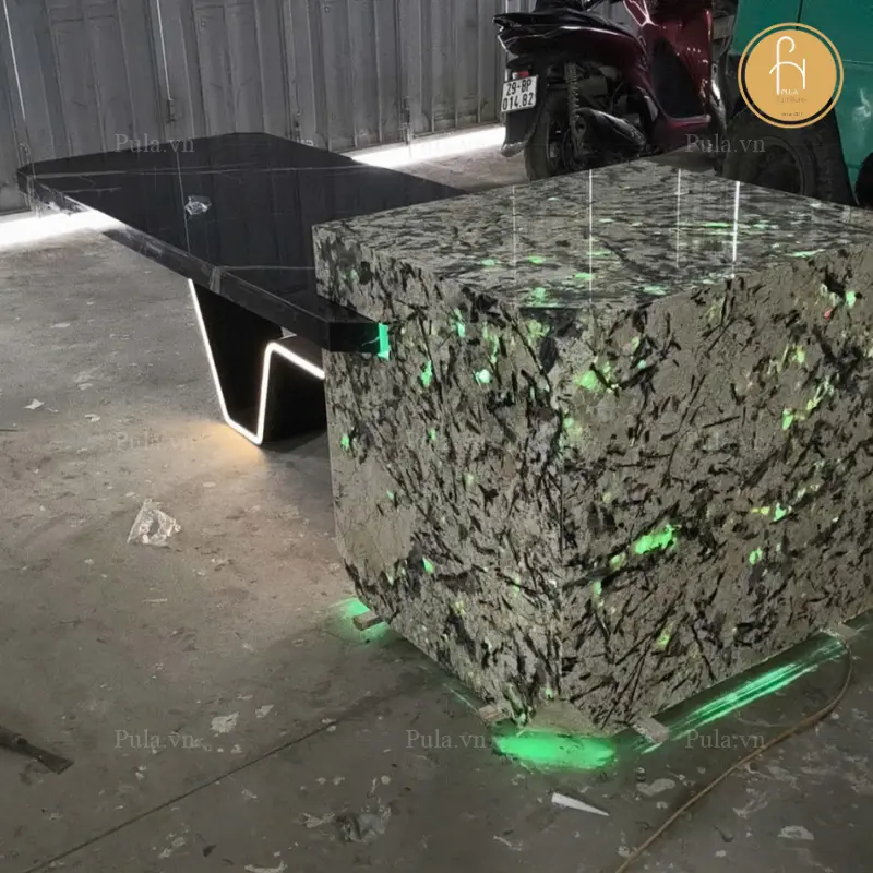 B&agrave;n đảo bếp đ&aacute; xuy&ecirc;n s&aacute;ng kết hợp với đ&egrave;n LED nhiều m&agrave;u 