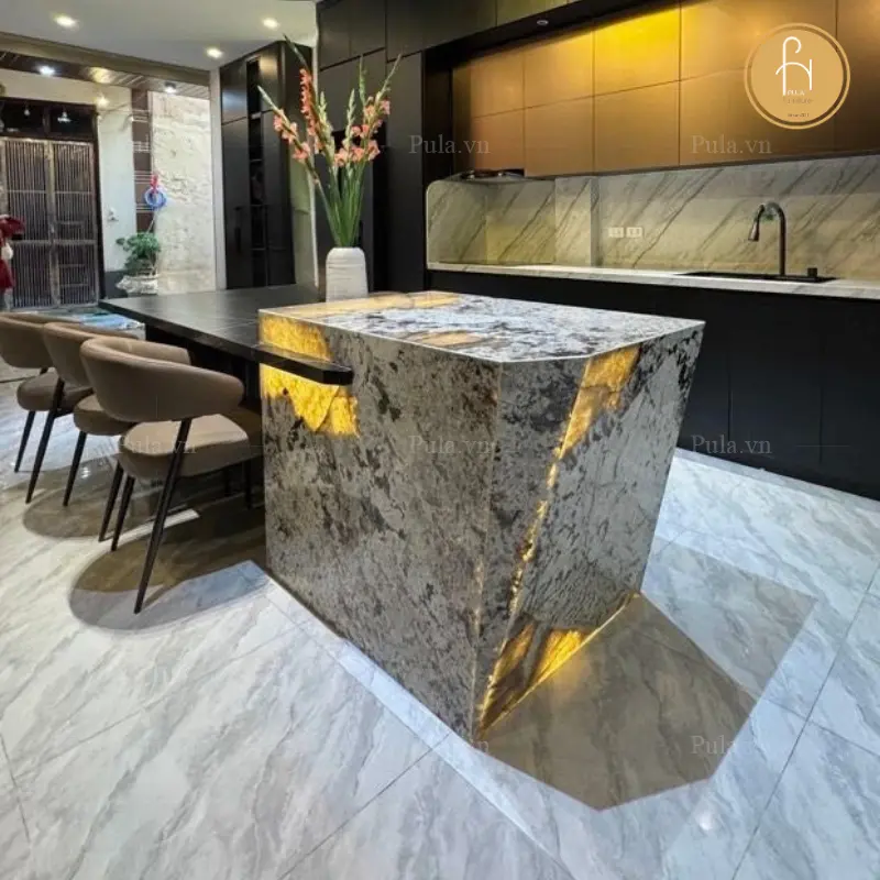 Ứng dụng đ&aacute; xuy&ecirc;n s&aacute;ng l&agrave;m b&agrave;n đảo bếp trong căn hộ cao cấp 