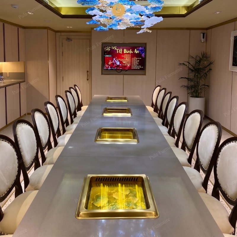 Ph&ograve;ng Vip với b&agrave;n d&agrave;i v&agrave; ghế ăn Louis