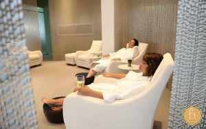 Sofa là nơi khách hàng thư giãn trong liệu trình làm đẹp tại spa