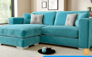 Phòng khách đơn giản với một chiếc ghế sofa màu xanh turquoise