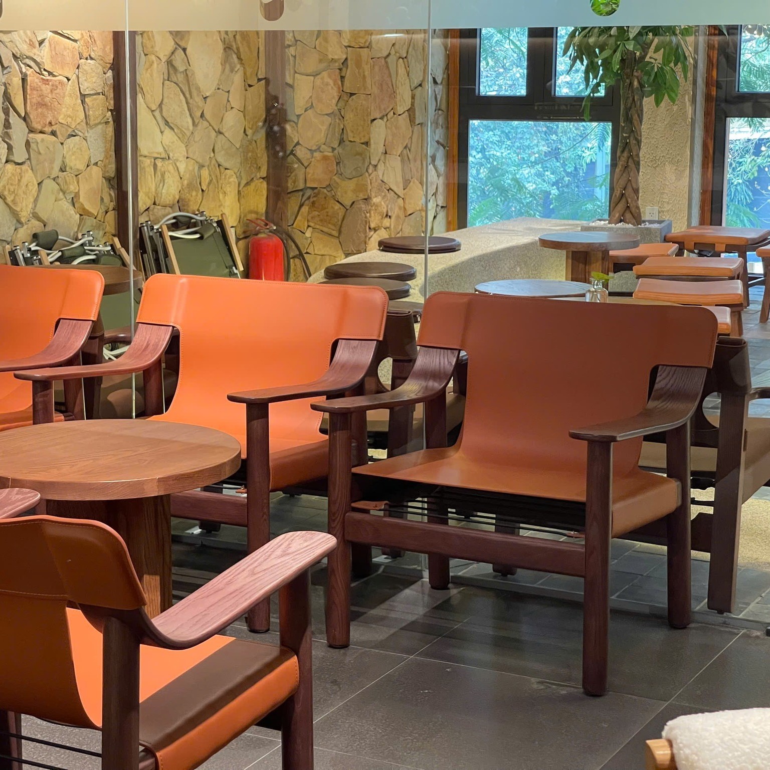 Ghế Armchair gỗ bọc da Bernard